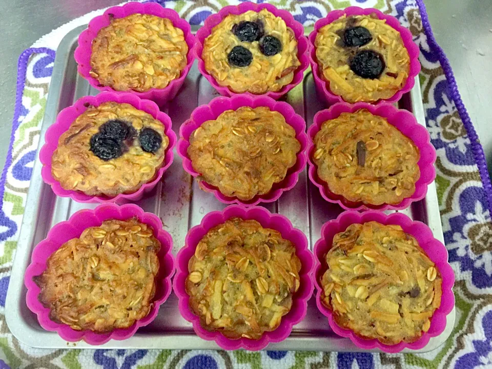 Apple chia cinnamon oatmeal muffins (added blueberries to some of them)|Emmaさん