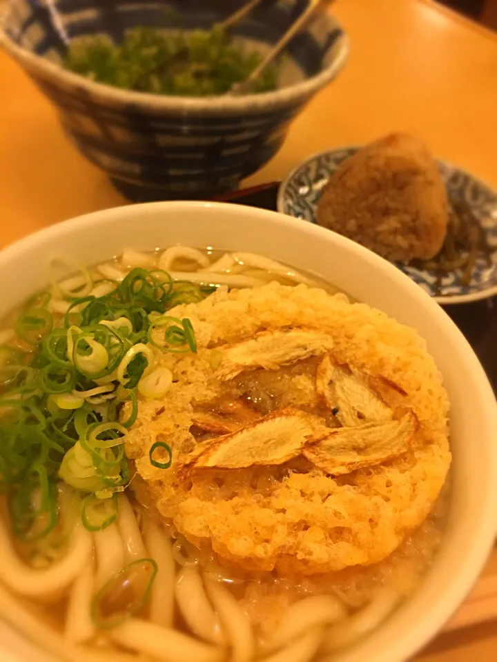 ごぼ天うどんとかしわ飯にぎり|みゃ〜・はつさん