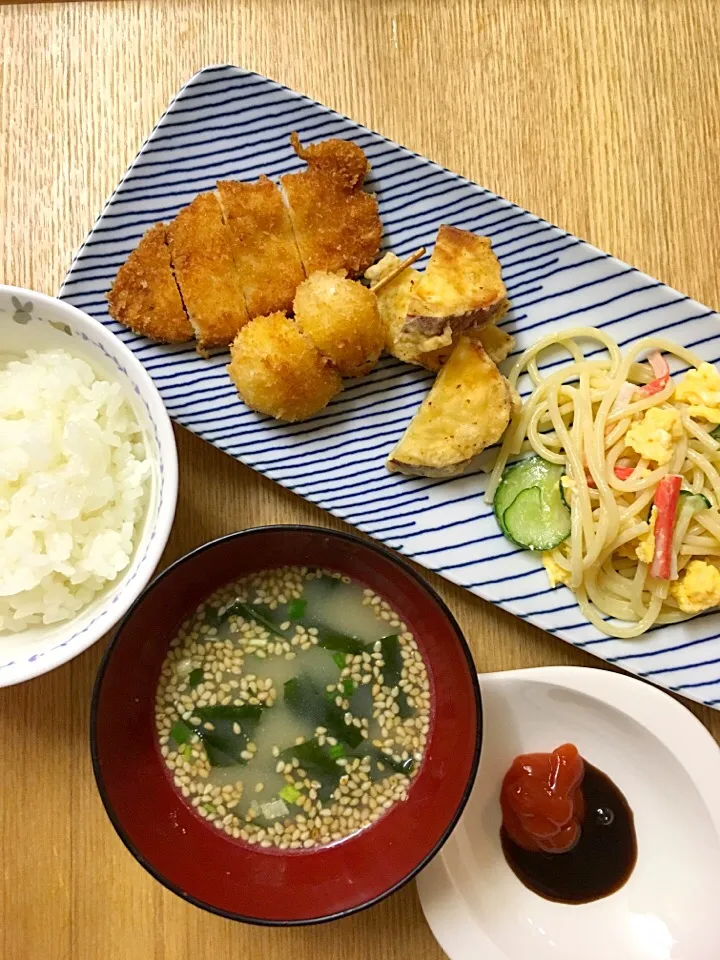 #ムスメご飯 

チキンカツ、さつまいもの天ぷら、うずらフライ、スパゲティーサラダ、ごまスープ、ご飯|mossan＠OSAKAさん