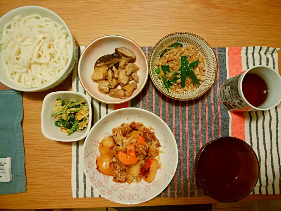 ピーマンとひき肉とこんにゃくの炒め（先にこんにゃく無油で炒めてひき肉入れて酒と醤油で味付けしてピーマン入れてごま油仕上げ）、肉じゃが、しいたけと鶏肉と油揚げの煮物。|かなさん