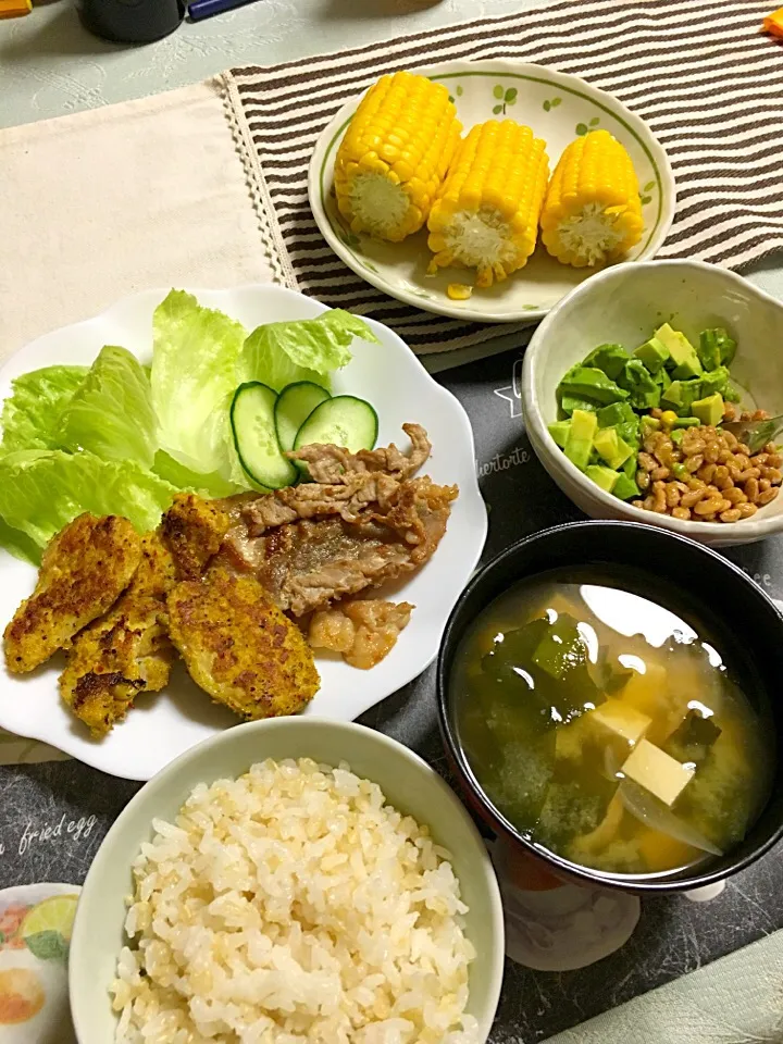 チキンのカレー衣ソテー、豚肉生姜焼き、アボカド納豆、蒸しトウモロコシ、味噌汁(玉ねぎ、ワカメ、豆腐、お麩)(*^ω^*)|ライムさん