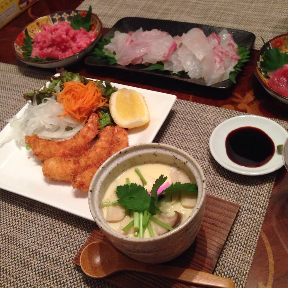 今日の晩御飯(๑´ڡ`๑) 父の日なのでパパの好きな献立。海老フライ、茶碗蒸し、お刺身、サラダ、写真にはないけど昨夜のヒジキの煮物など|ちゃたままさん