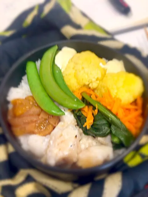 赤魚、スナップエンドウ、カリフラワー、ほうれん草、人参、梅干#vegetable #bento #lunch #お弁当|aiさん