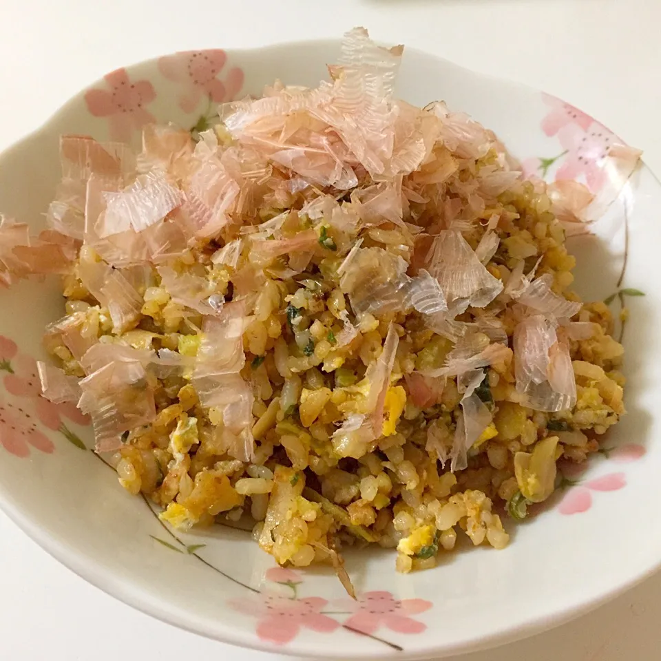 Snapdishの料理写真:鶏そぼろ焼き飯🥘
きんぴらをリメイクした鳥そぼろのリメイク（笑）|manchiさん