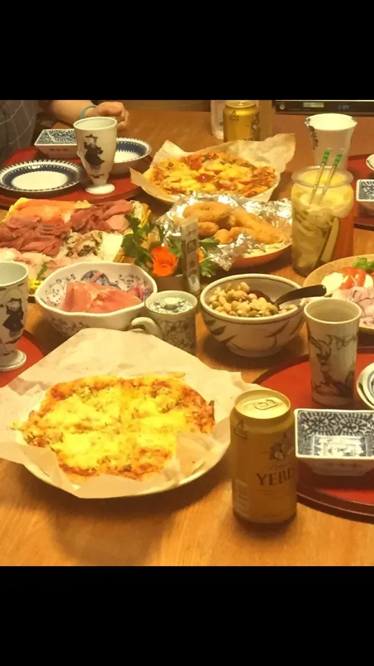 楽しい持ち寄り飲み会
ピザ（鯖の味噌煮缶、玉ねぎ、トマト）
（キャベツとベーコンマヨネーズ和え）
玉ねぎリングの豚肉巻きフライ、ズッキーニ、キャベツ、人参のピクルス、
ビーンズの辛子マヨ、お刺身盛り、
赤たまねぎの生ハムのせ、トマトとモッツァレラサラダ🥗
美味しいくて😊満腹😋🐽|RU.Farmさん