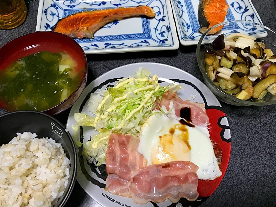 もち麦飯、魚、じゃがワカメ味噌汁、ベーコンエッグとキャベツサラダ、茄子大根生姜浅漬け|ms903さん