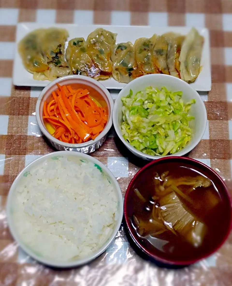 Snapdishの料理写真:焼き餃子
キャロットラペ
キャベツの浅漬け
茸の味噌汁|時雨さん