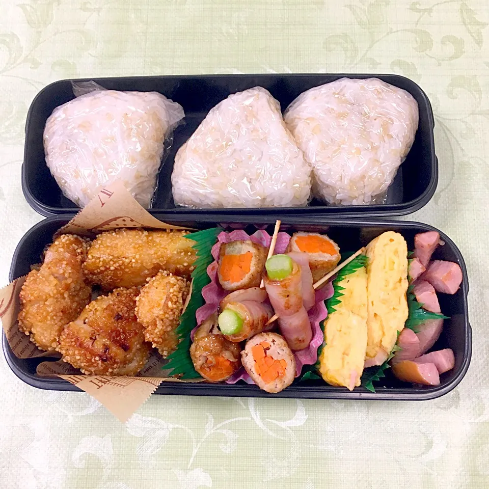 息子のお弁当 唐揚げ 人参の豚巻き アスパラベーコン 卵焼き お花ウィンナー 玄米おにぎり|keitakumamaさん