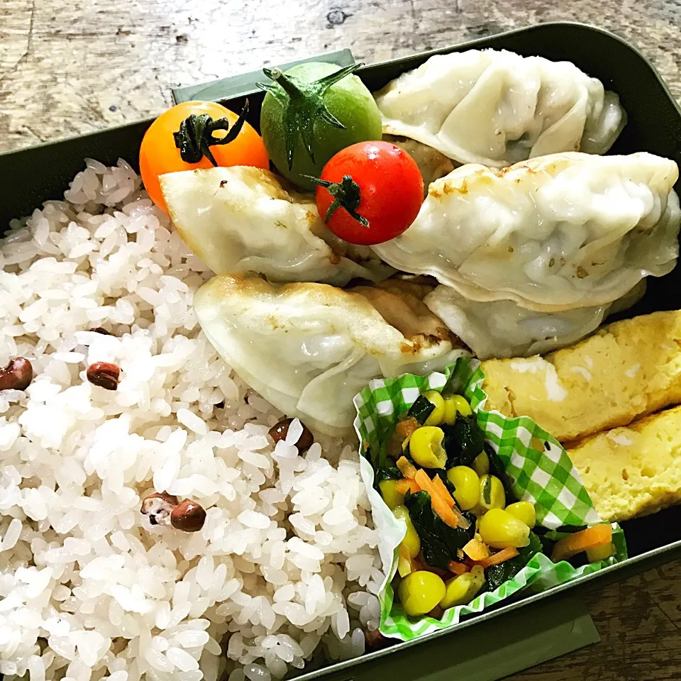 Snapdishの料理写真:祖母のお赤飯と餃子弁当〜|akoさん