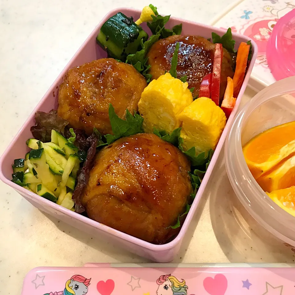 今日の#弁当 
豚肉巻きおにぎり
胡瓜 (鶏ガラ、ごま、ごま油)マリネ
ズッキーニ(ローズマリー、塩、オリーブ油)マリネ
卵焼き|chikasdayさん