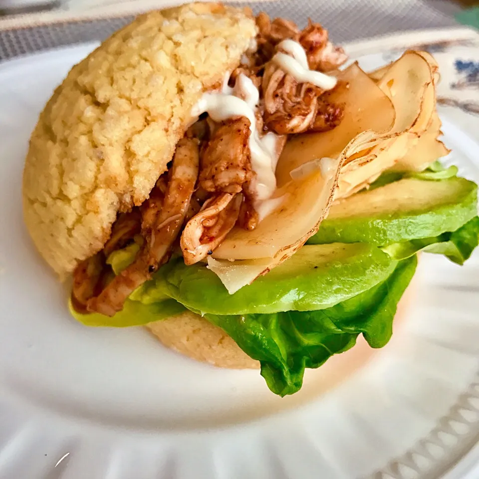 プルドチキンとアボカド、チーズのメロンパンサンド #メロンパンサンド #酥皮焗叉燒包 →三明治|ちこさん