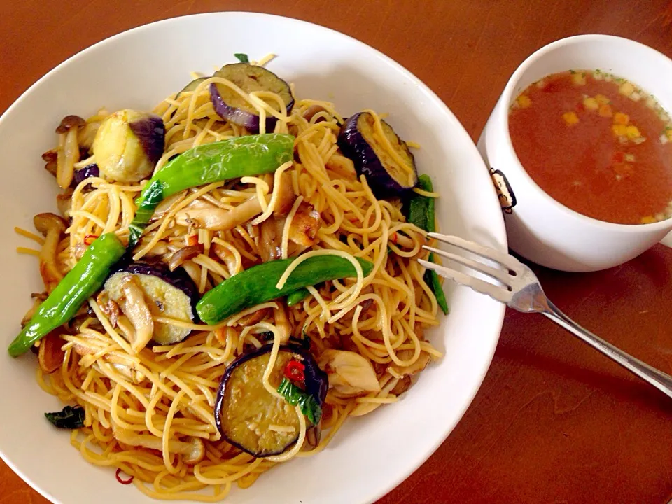 今日のパスタ。獅子唐と茄子ときのこのパスタ。味付けはいつものバター醤油。味付けの工夫が足りないな。|木村政彦さん