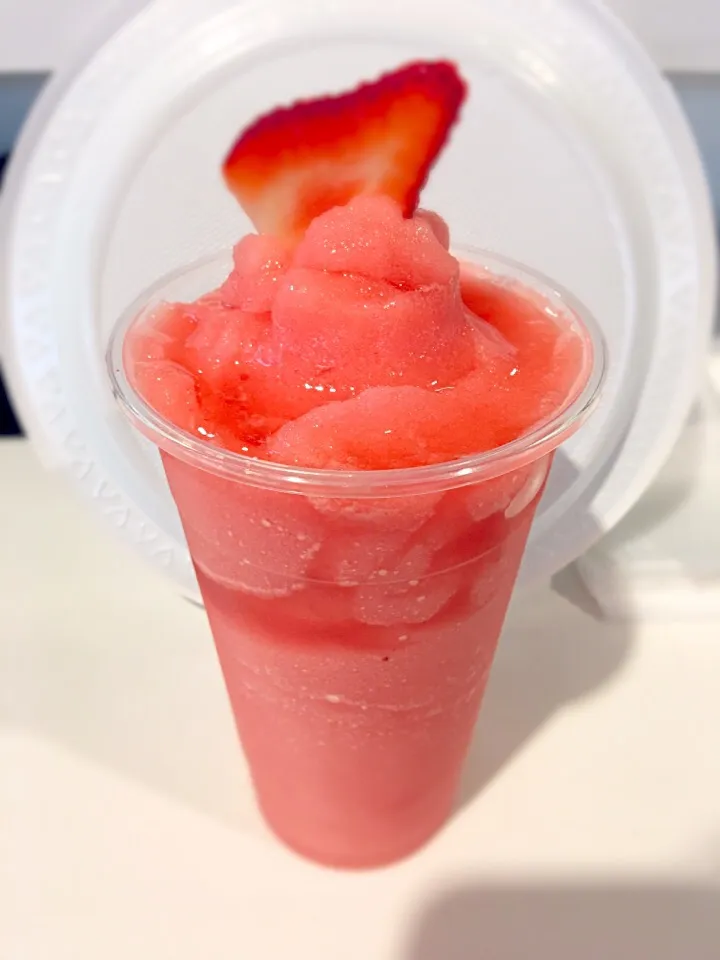 Snapdishの料理写真:Strawberry Frappe|Yin Rainさん