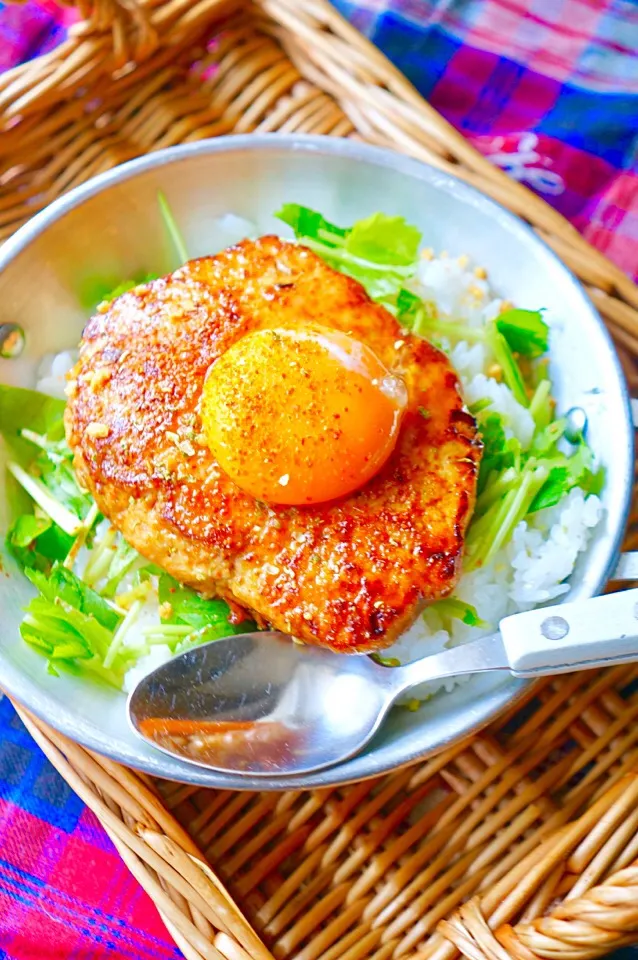 豆腐たっぷりヘルシーでふわふわのつくねハンバーグ丼のレシピ|ひこまるさん