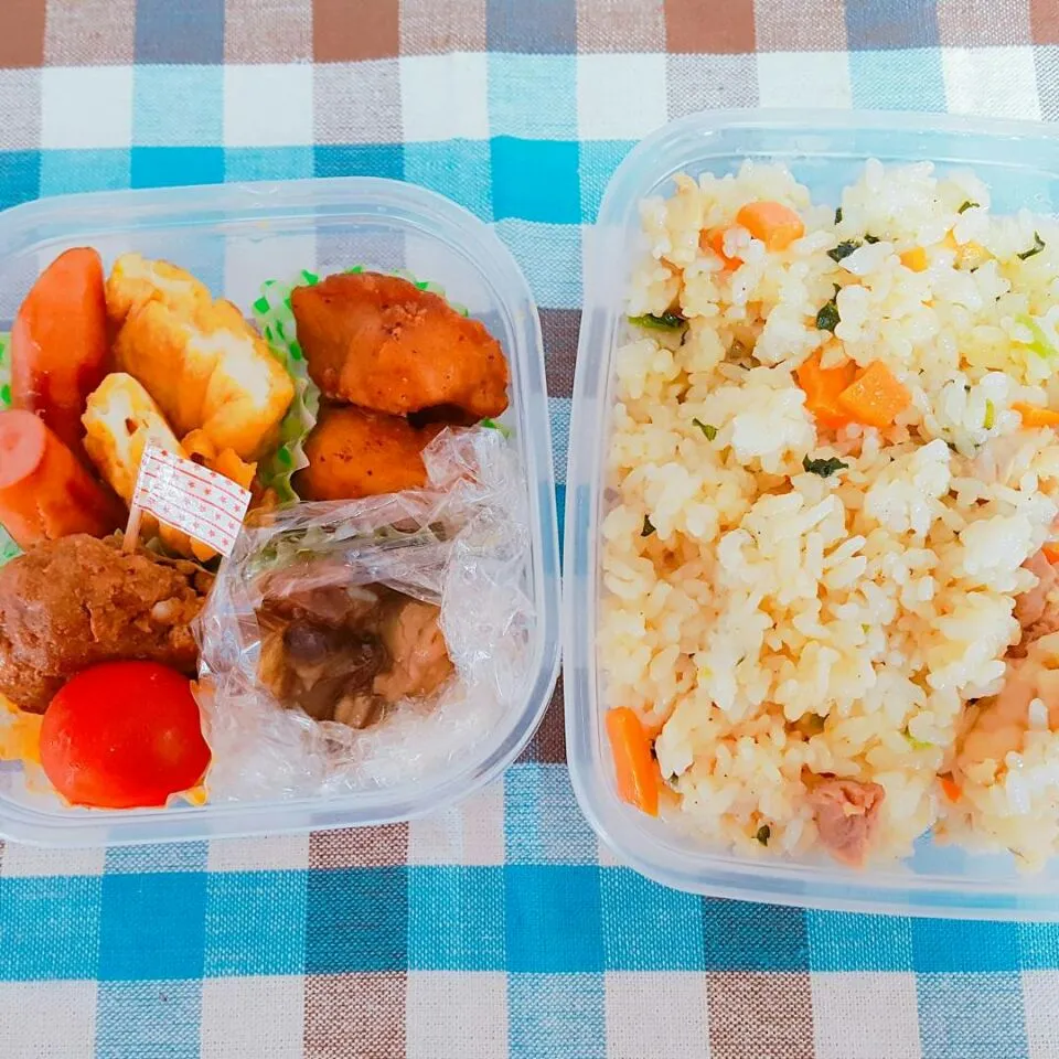 Snapdishの料理写真:お弁当。ごま油炒飯とハンバーグとウインナーと唐揚げと出し巻き卵と梅ナス。お弁当壊れてタッパになってからどうも撮る気にならない😂|エリカさん