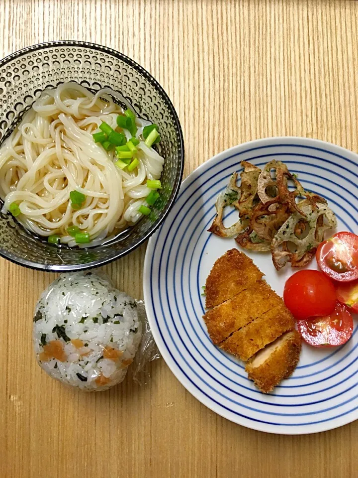 #ムスメご飯 

ぶっかけ冷やし稲庭うどん、チキンカツ、レンコンチップス、ミニトマト、おにぎり|mossan＠OSAKAさん