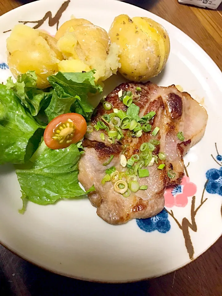 Snapdishの料理写真:豚肉ソテー|はるみ(o^^o)さん