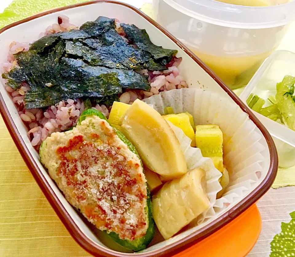 Snapdishの料理写真:単身赴任の昼ごはん☀️🍴🌞
🍴ピーマン肉詰め弁当🍱
ピーマン肉詰め
タケノコ煮
ズッキーニのアンチョビソテー
黒米麦ご飯  海苔
味噌汁|ぽんたさん