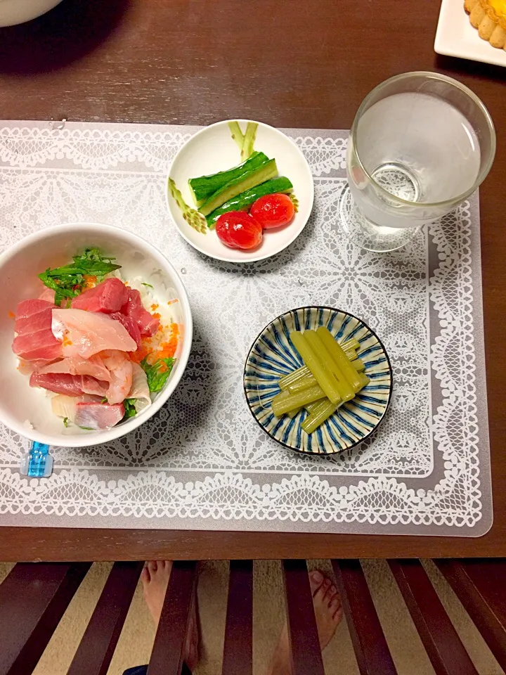 今日は忙しくて簡単に。刺身の切り落としの海鮮丼。キュリとトマトの煮浸し。蕗の煮物。|りょうさん