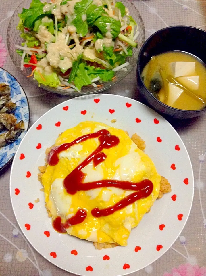 オムライス。大根おろしドレッシングのサラダ。お味噌汁。ししゃも|Ayaさん