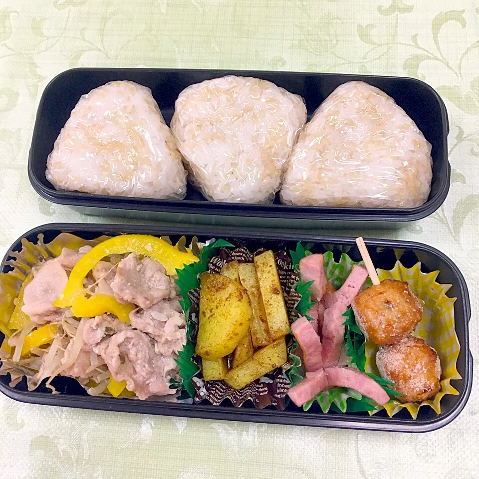 Snapdishの料理写真:息子のお弁当 豚のもやしとパプリカの塩麹炒め カレーポテト お花ウィンナー つくね団子 玄米おにぎり|keitakumamaさん