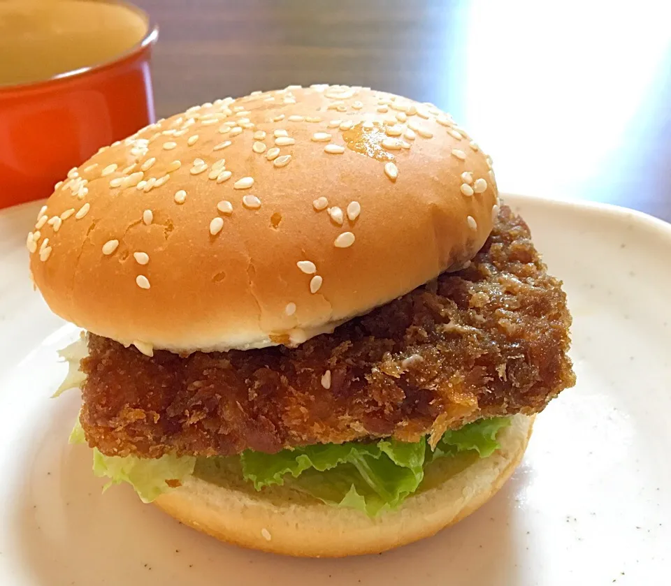 Snapdishの料理写真:単身赴任の朝ごはん(*Ü*)ﾉ"☀
ハムカツバーガー🍔|ぽんたさん