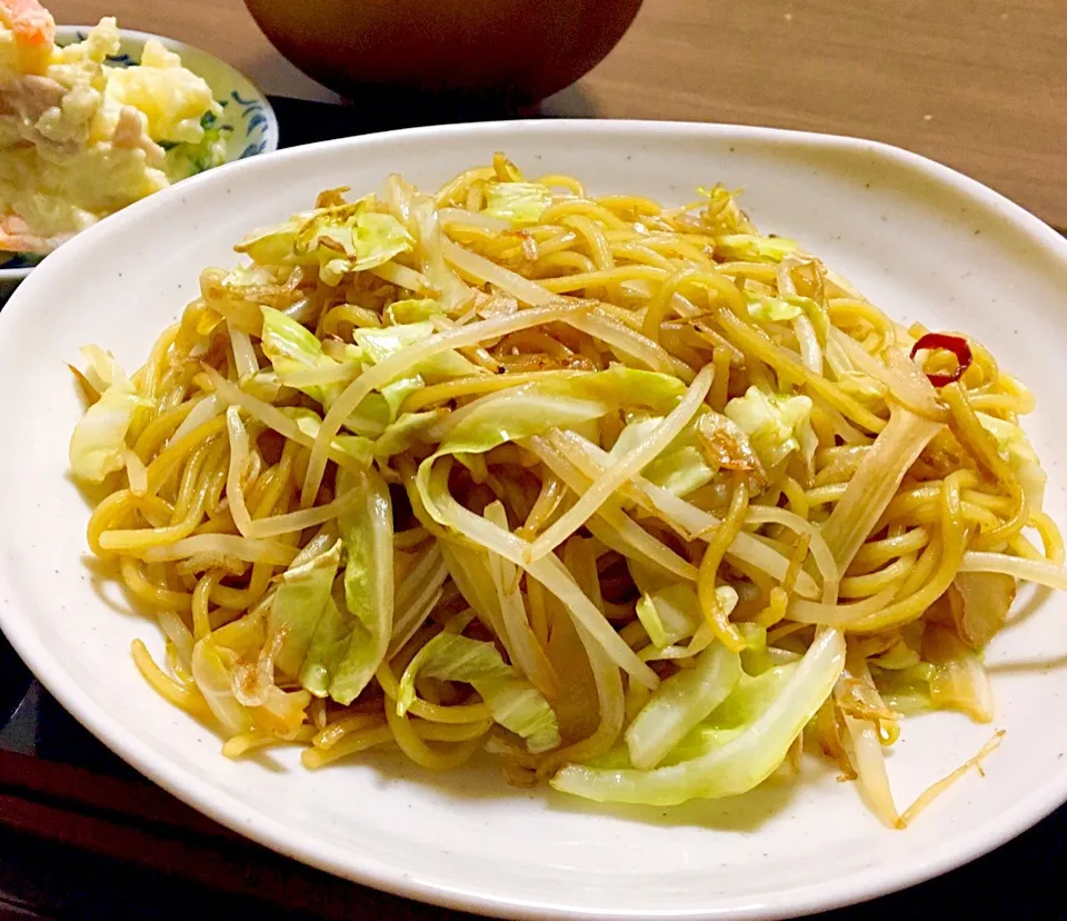 単身赴任の晩ごはん🌃🌠
ウスターソース焼きそば
ポテサラ
野沢菜漬
わかめスープ|ぽんたさん