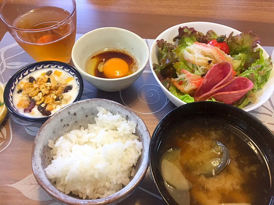 朝ごはん
卵かけご飯、サラダ（サニーレタス茹でキャベツカニカマハムプチトマト）、ナスと揚げの味噌汁、レーズンフルグラ添えヨーグルト|かよちゃんさん