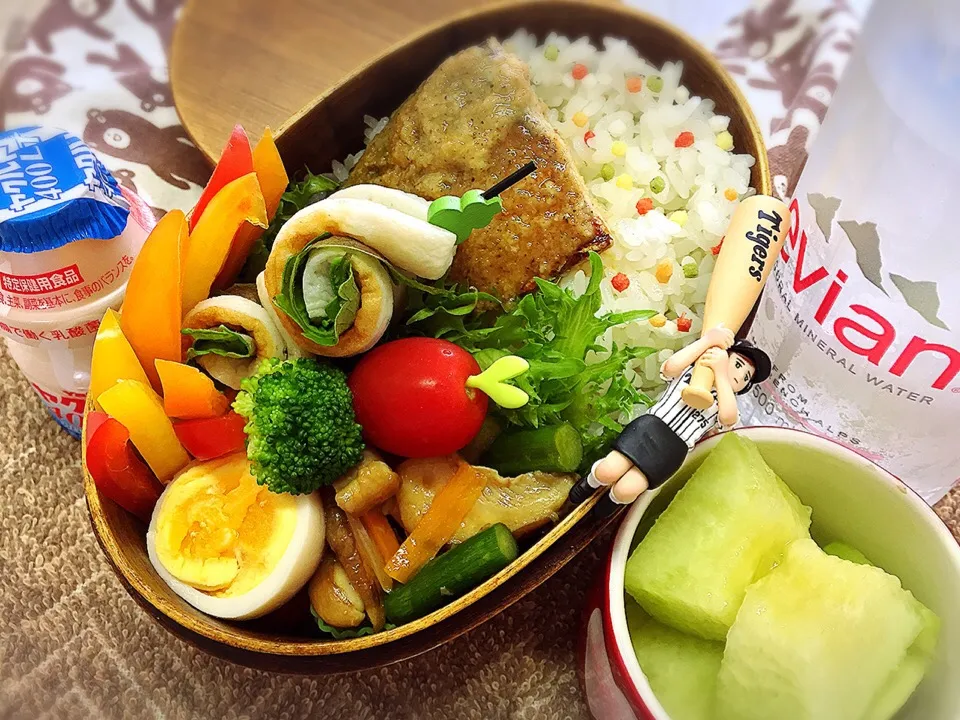 塩サバのゴママヨソース焼き&あわび茸とニンニクの芽の四川炒め&チャボ味玉&くるくる大葉ちくわ&パプリカ&ブロッコリー&プチトマト&メロン🍈のダーリンお弁当♪

#弁当 #フチ子 #初物メロン|桃実さん