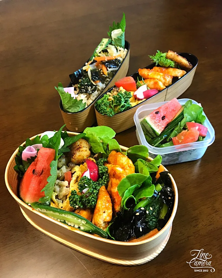 今日の2人のお弁当🍱♪
鶏胸肉のマヨケチャップピリ辛炒め&ヤマブシタケ🍄のオムレツ|とんちんさん