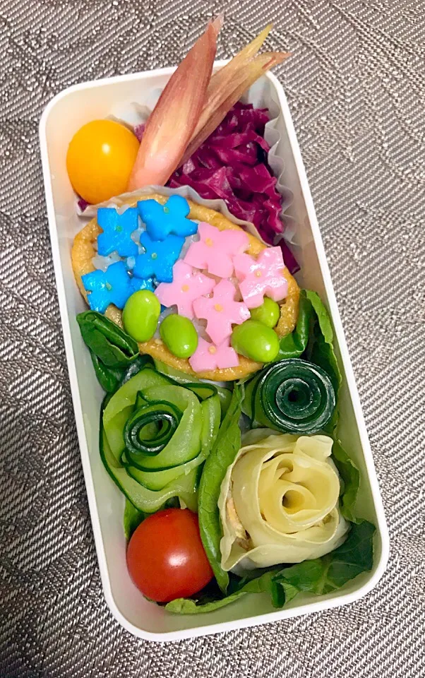 母のためのお弁当。非公開のつもりが公開されていた💦蒲鉾の紫陽花おいなりさん、薔薇のぎょうざ。きゅうりのバラに1番苦戦した（笑）|RKさん