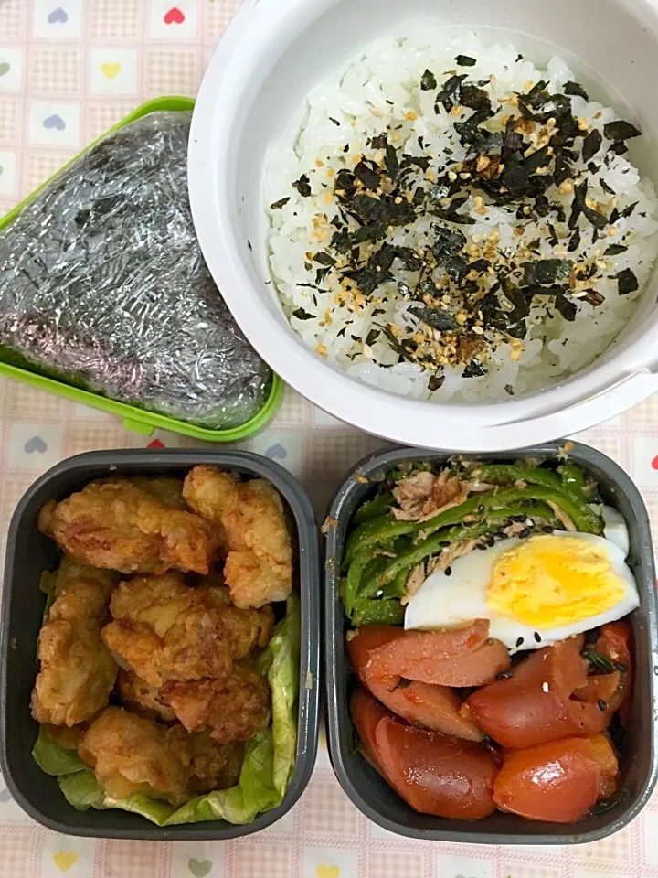 6月20日息子弁当
唐揚げ  無限ピーマン  ウィンナーとほうれん草 トマトのケチャップ炒め  梅干のデカおむすび|オリーブさん