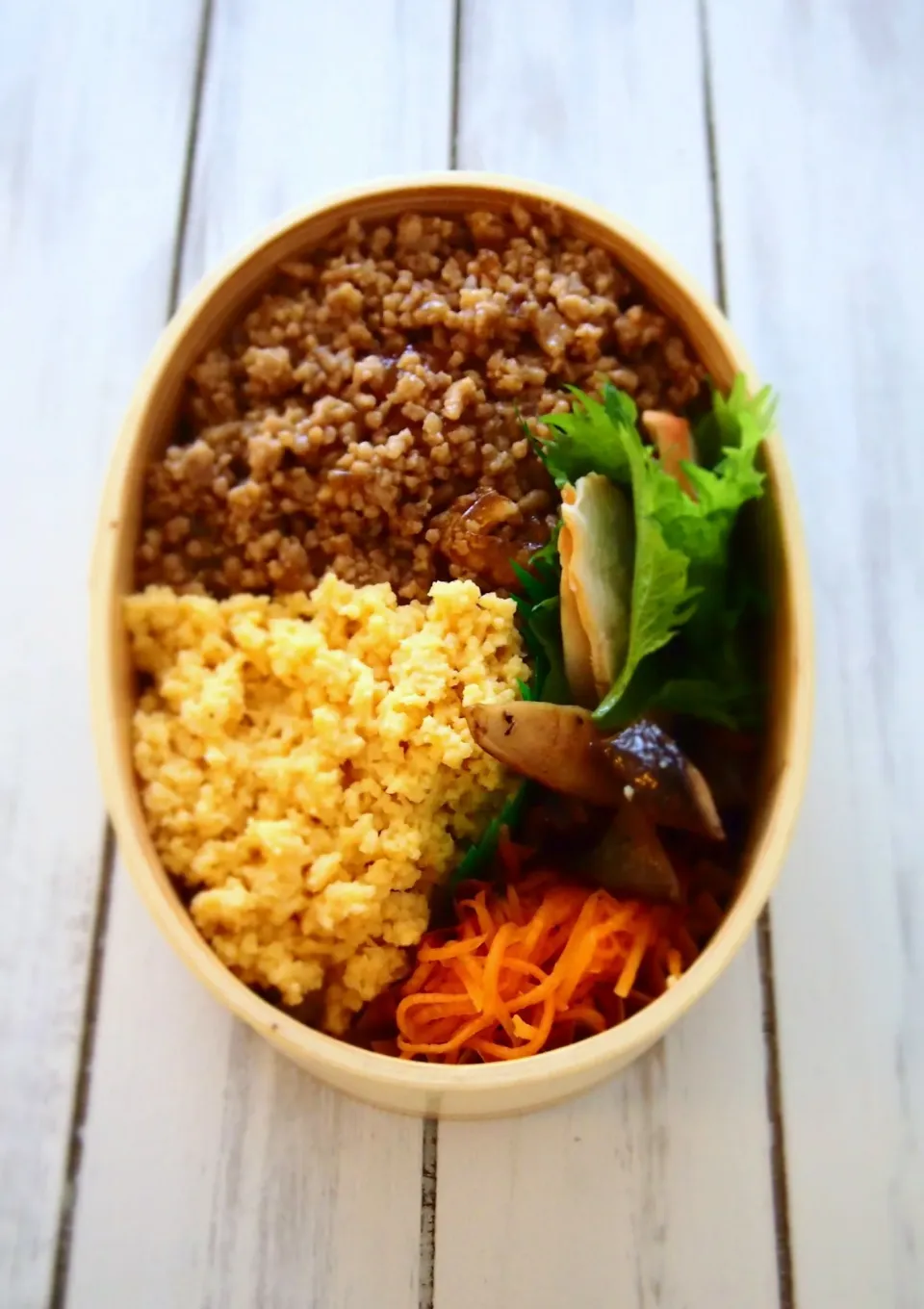 Slice of Coffeeさんの冷めてもしっとり　鶏そぼろの２色丼 #楽天レシピ|楽天レシピさん