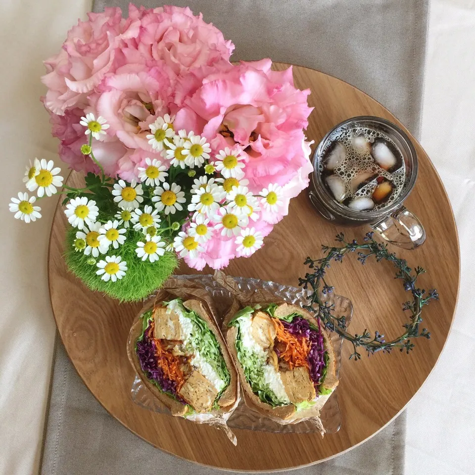 Snapdishの料理写真:6/20❤︎鶏皮焼き鳥&たまご焼きとカッテージチーズお野菜たっぷりサンド❤︎|Makinsさん