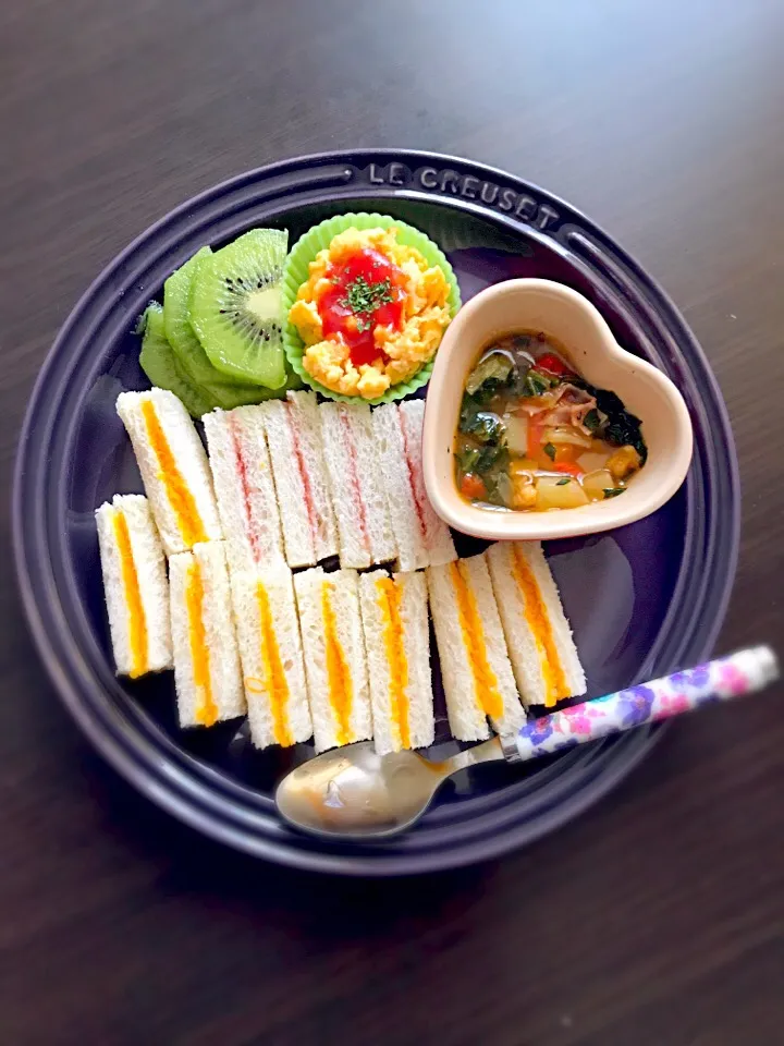 Snapdishの料理写真:6/20❁息子離乳食 朝ごはん☀️
かぼちゃサンドイッチ🎃
ジャムサンドイッチ
ほうれん草トマト野菜スープ🍅
チーズ入りスクランブルエッグ🥚
キュウイ🥝|つんさん