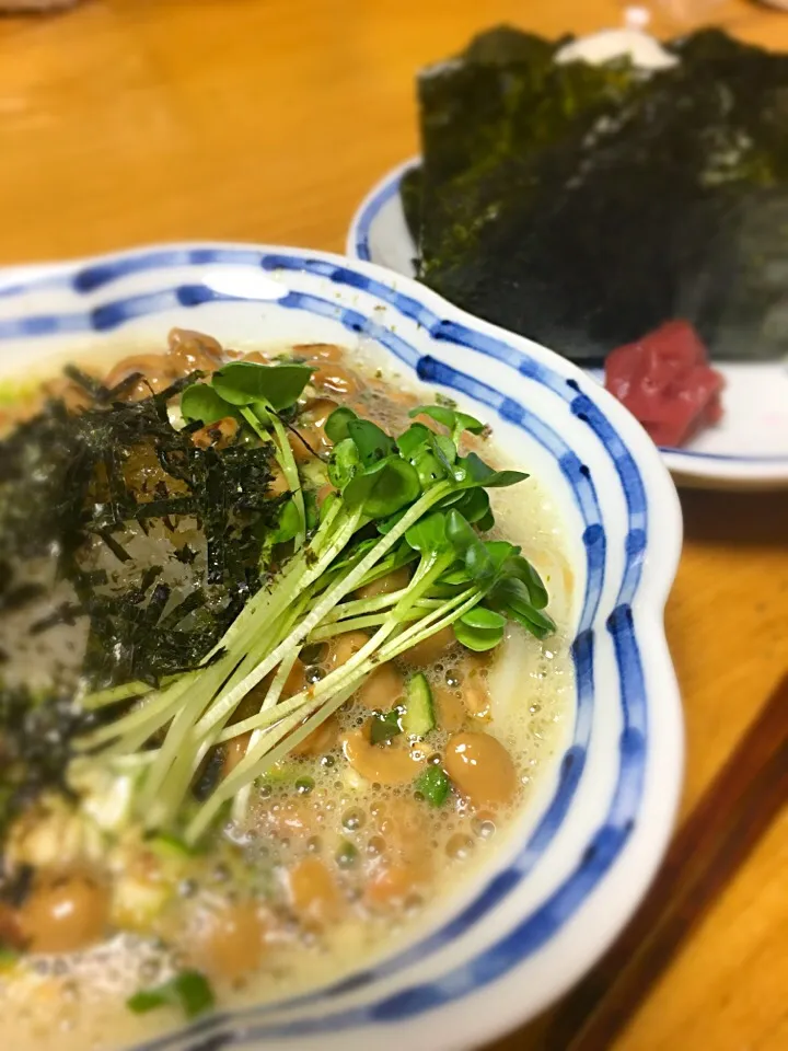 さっぱり（╹◡╹）
しそ、おくら、納豆、大根おろしの
ねばねば冷やしうどん|よしあっくさん