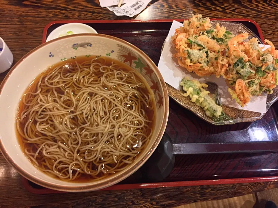 Snapdishの料理写真:生桜海老のかき揚げ蕎麦 #蕎麦 #かき揚げ|MORiさん