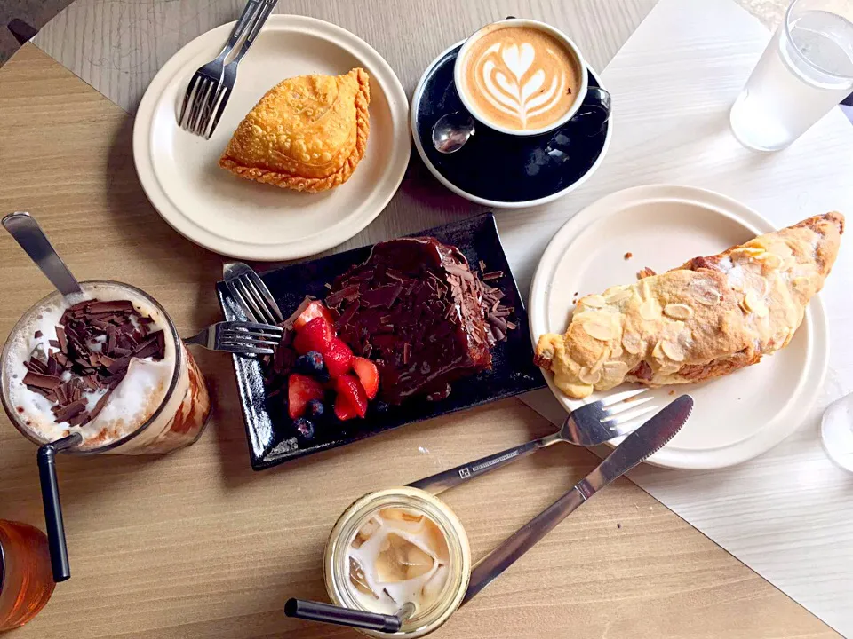 Teabreak... #letstakeabreak #toshare #hungry #yum #yummy #goodfood #coffee #ohsogood #ohsoyummy #delicious #reallygood|princessjoさん