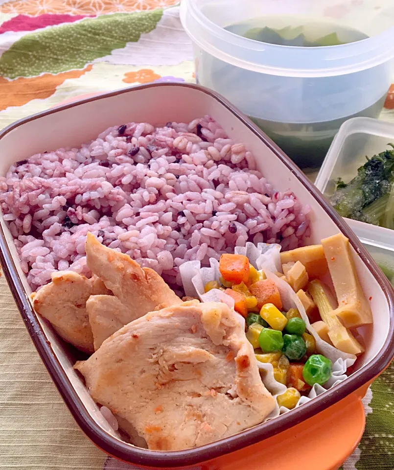 単身赴任の昼ごはん☀️(ᵒ͈̑ڡᵒ͈̑ )
🍴鶏胸肉のマリネソテー弁当🍱
鶏のキユーピーテーブルビネガーマリネソテー
ミックスベジタブルのガーリック炒め
タケノコのメンマ風煮
野沢菜漬
わかめスープ
黒米麦ご飯|ぽんたさん