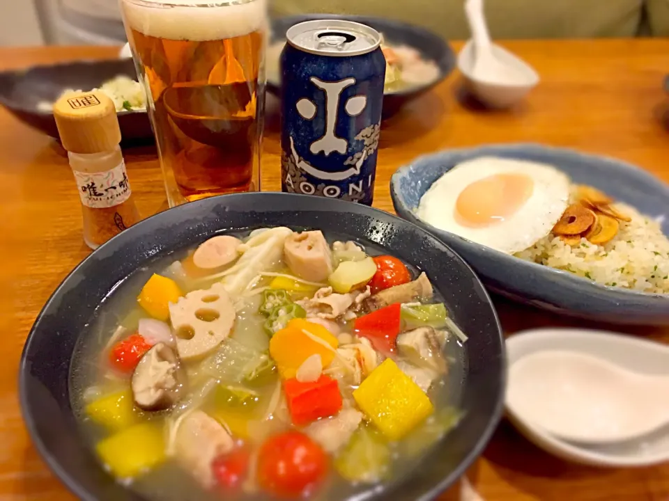 Snapdishの料理写真:残りもんの野菜ぜーんぶ入れたスープと、ガーリックライス🍻|なかじー。さん