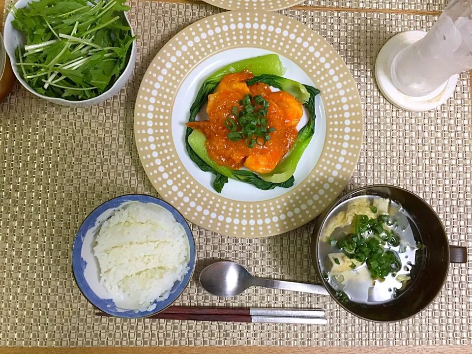 今日の晩御飯
エビチリ・エビの殻で出汁とったスープ・サラダ🥗|2493さん