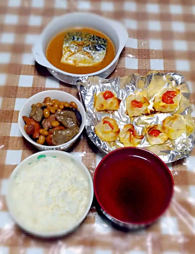 サバの味噌煮
根菜類の煮物
餃子皮のトマトチーズ焼き
とろろ昆布のお吸い物|時雨さん