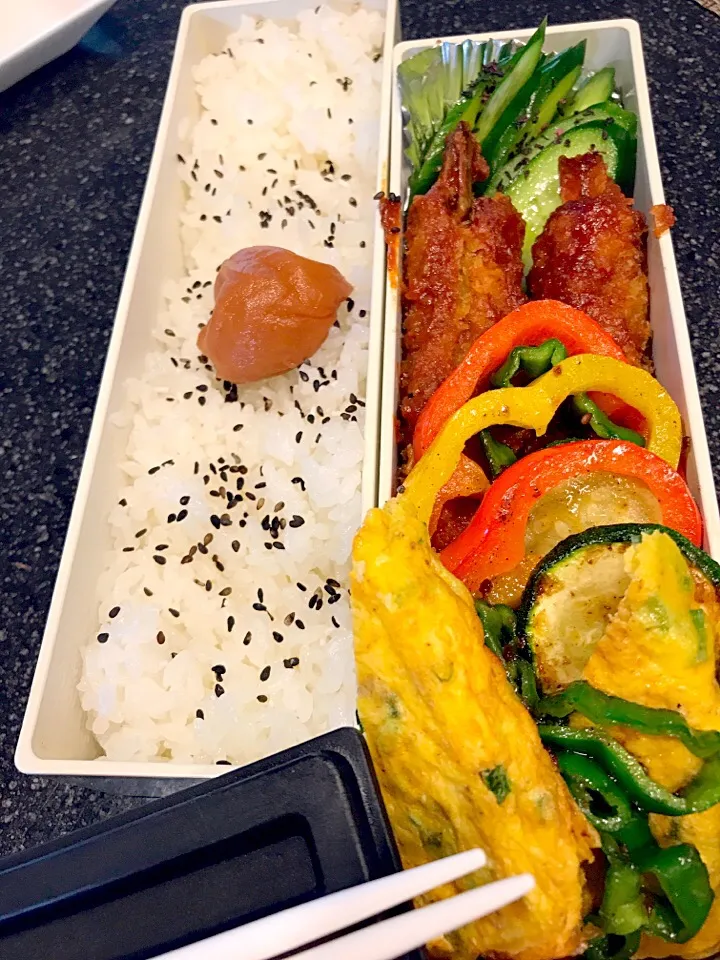 息子のお弁当🍱
昨日から久しぶりに作ったら、お箸を入れ忘れ、わざわざメールで指摘されたので、予備の割りばしを潜ませた。|シュトママさん