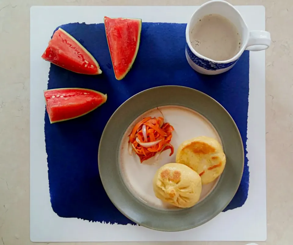 Breakfast: Fried buns, salty carrot and onion, watermelon, milktea.|Liciaさん