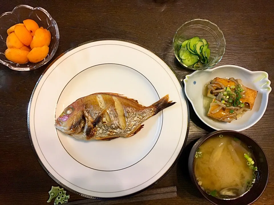 連子鯛の塩焼き
揚げ豆腐
キュウリの酢の物
タマネギの味噌汁
びわ|カドラさん