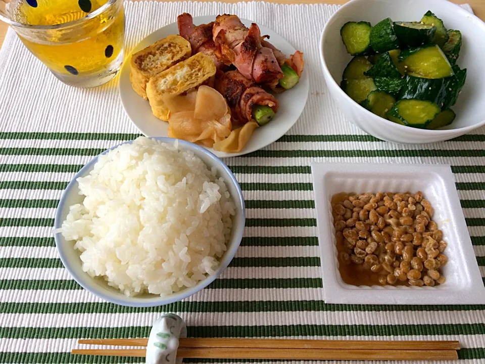 Snapdishの料理写真:彼のお弁当の残り物でお昼ご飯です。
胡瓜の味噌漬け、アスパラベーコン、卵焼き、生姜の黒酢煮、納豆です🌼|ayaさん