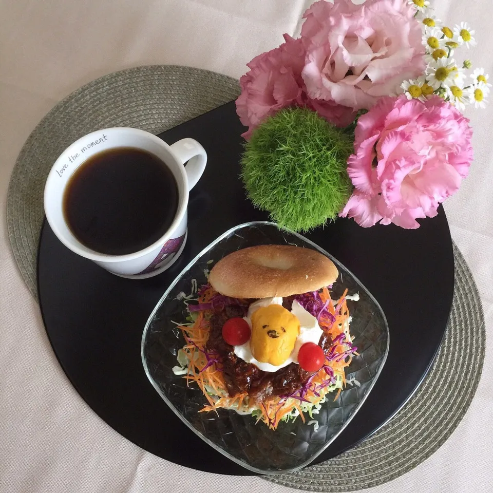 Snapdishの料理写真:6/21❤︎豚カルビ焼肉&クリームチーズぐでたまのせ野菜たっぷりベーグルサンド❤︎
今日は仕事の都合で1時間前倒しのランチ🍽|Makinsさん