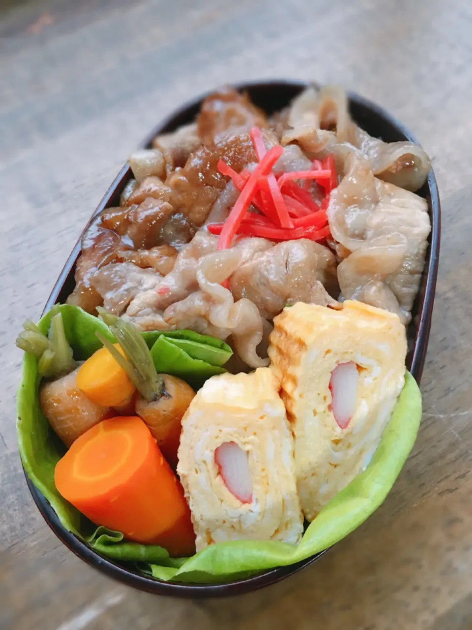 Snapdishの料理写真:今日のお弁当
・豚丼
・カニカマ入だし巻き卵
・人参の蒸し物|akiさん