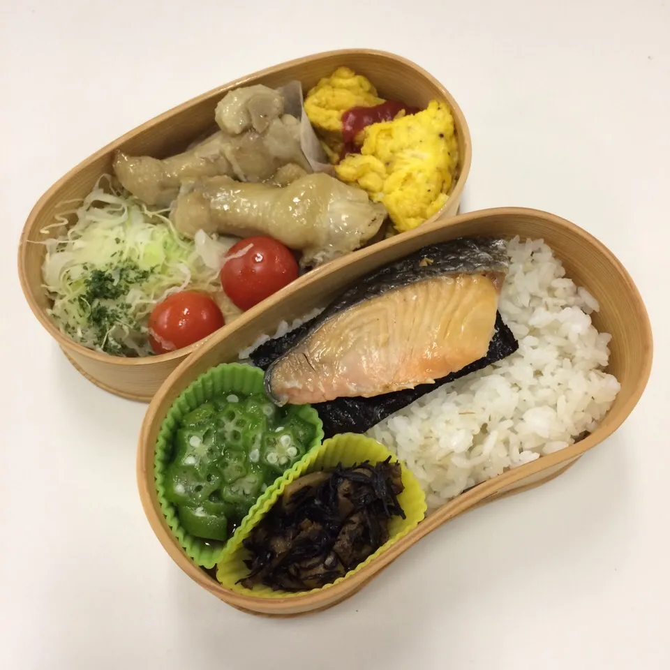 Snapdishの料理写真:弁当（鶏手羽肉、オムレツ、サラダ、甘塩鮭、おくら、五目ひじき）|SasaMasa213さん