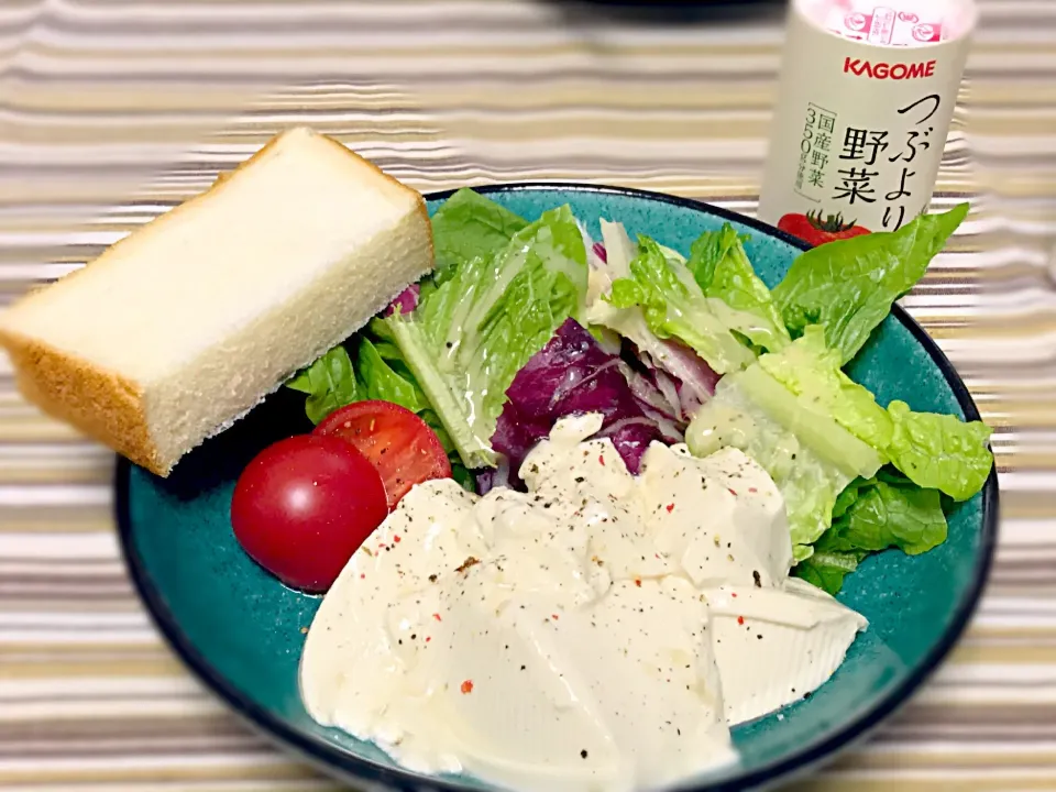 Snapdishの料理写真:荏胡麻豆腐のサラダプレート🥗、カゴメつぶより野菜。|長谷川裕子さん